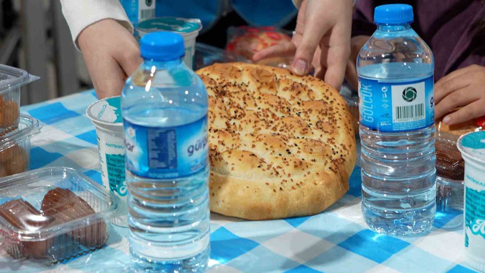Üniversite öğrencileri kendi elleriyle yaptıkları pideleri iftar çadırında dağıttı

