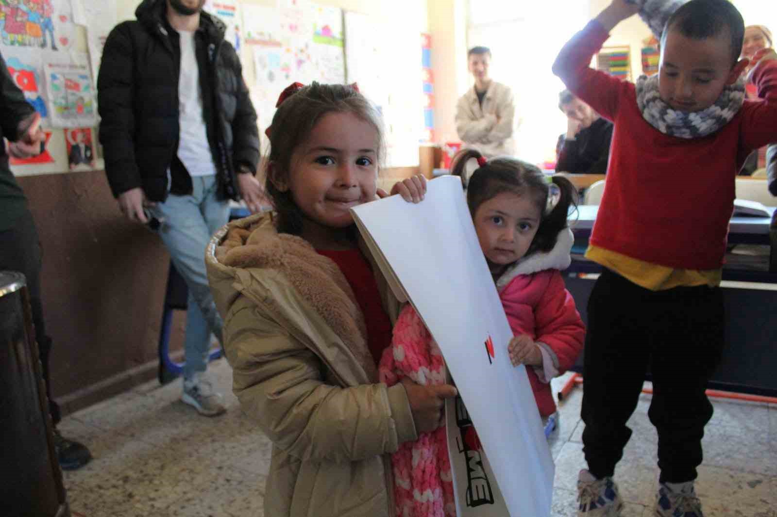 Üniversite öğrencileri köy okulunu yeniledi
