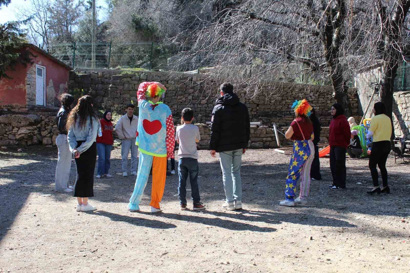 Üniversite öğrencileri köy okulunu yeniledi
