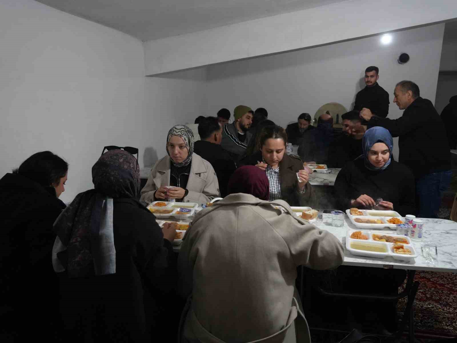 Üniversite öğrencileri oruçlarını köyde kurulan iftar sofrasında açtı
