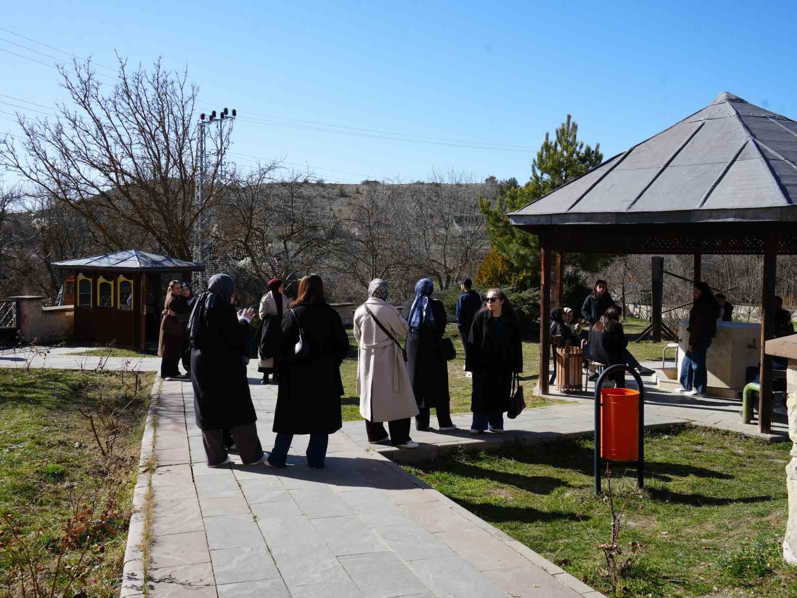 Üniversite öğrencileri, UNESCO Dünya Miras Listesi’nde Çivisiz Cami’ye hayran kaldı
