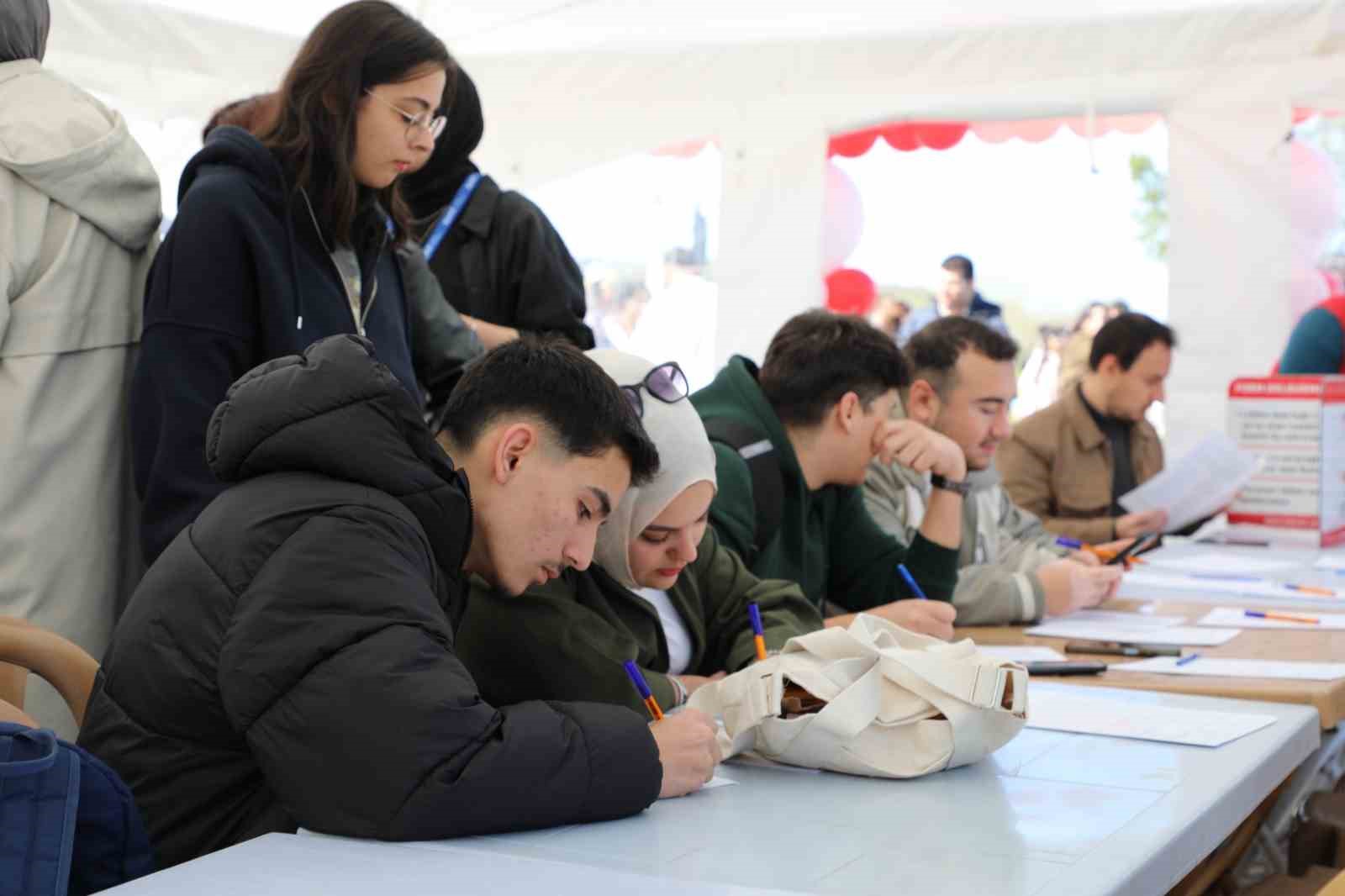 Üniversite öğrencilerinden 3 günde 556 ünite kan toplandı
