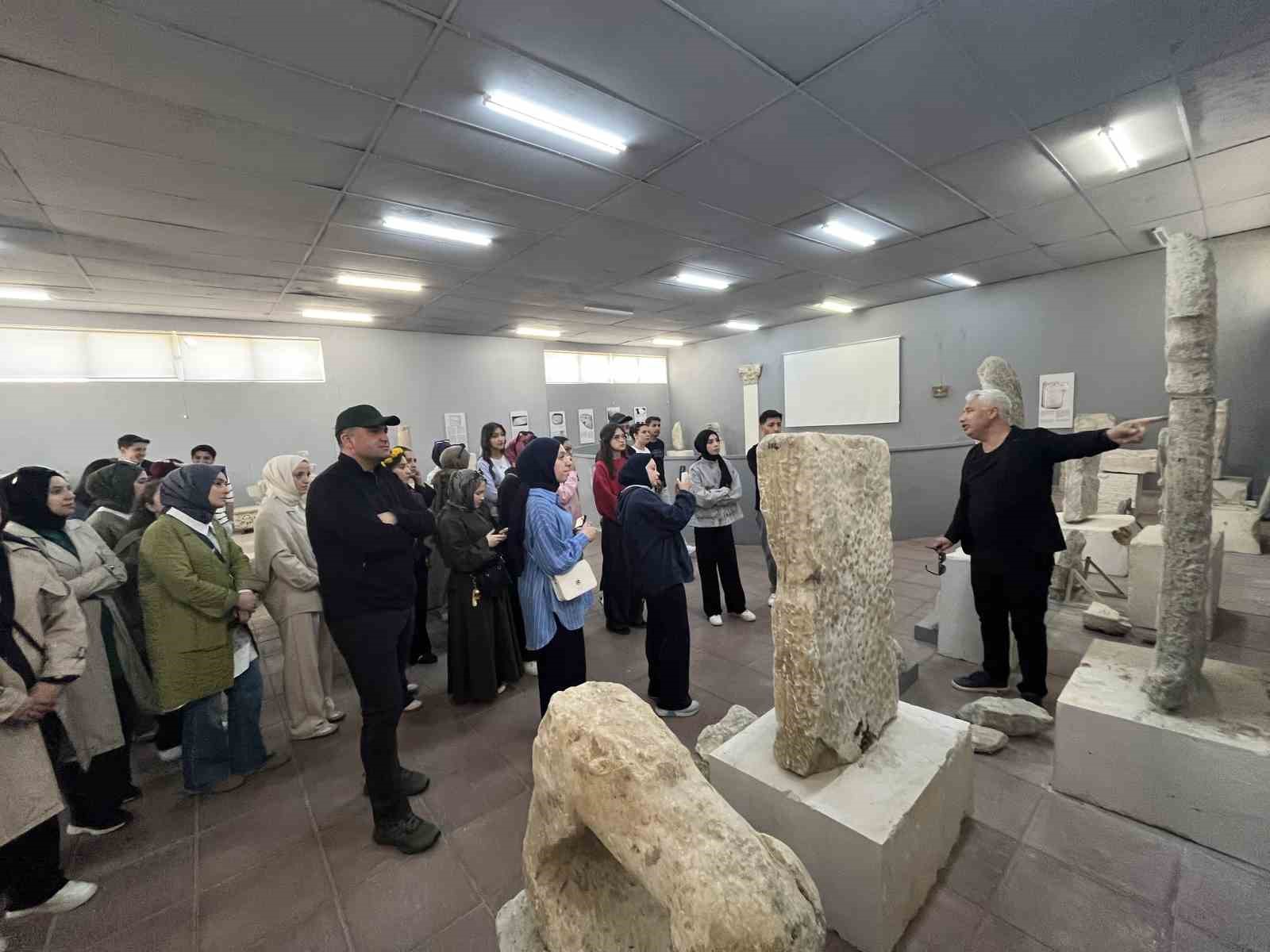 Üniversite öğrencilerinden binlerce yıllık tarihe yolculuk
