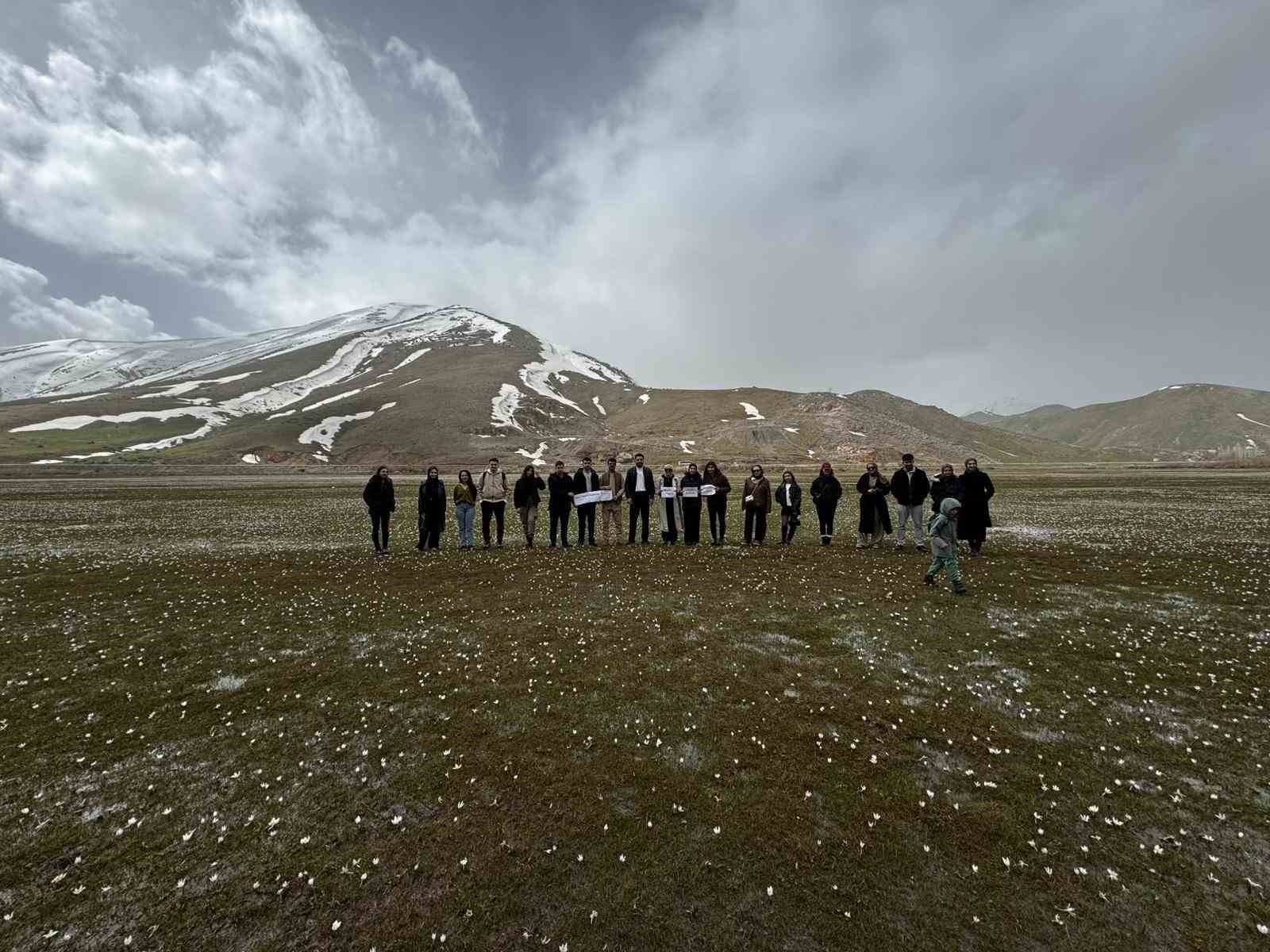 Üniversite öğrencilerinden çiğdemler arasında doğa yürüyüşü
