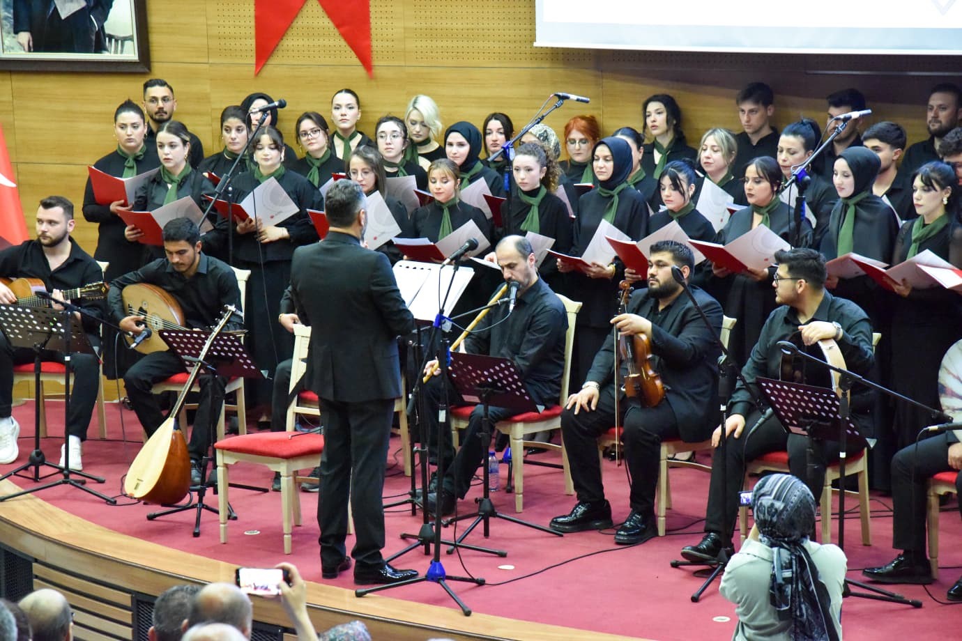 Üniversite öğrencilerinden oluşan korunun konseri büyük beğeni topladı
