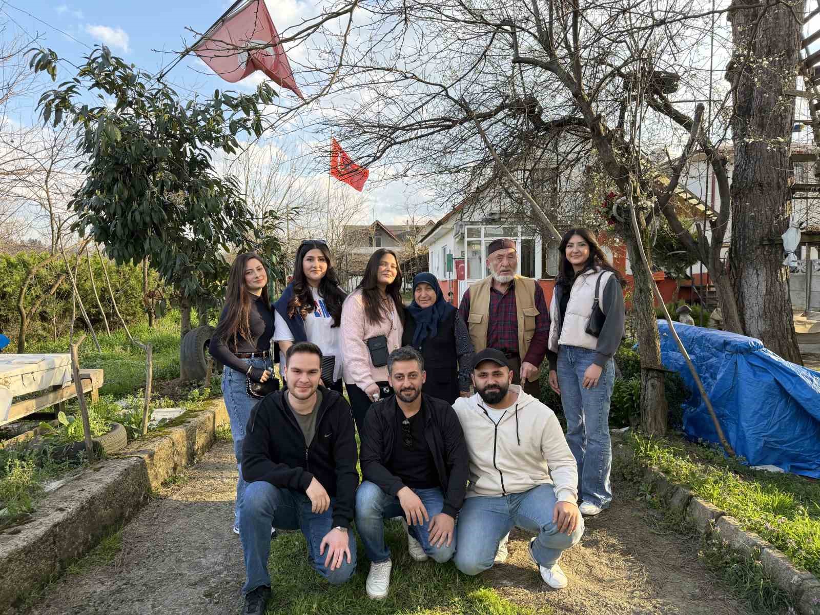 Üniversite öğrencilerinden yaşlı çifte sürpriz
