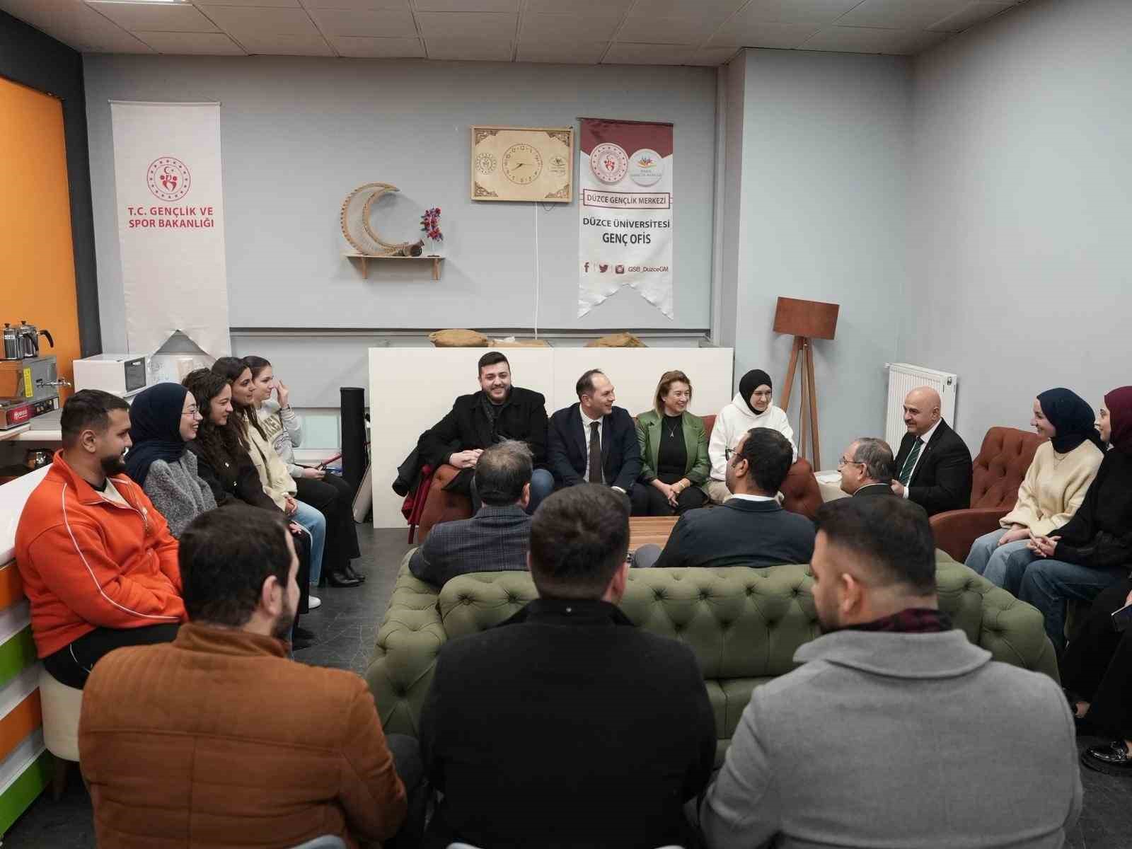 Üniversite öğrencilerine anne eli
