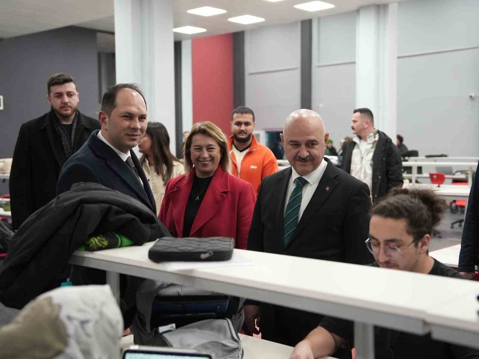 Üniversite öğrencilerine anne eli
