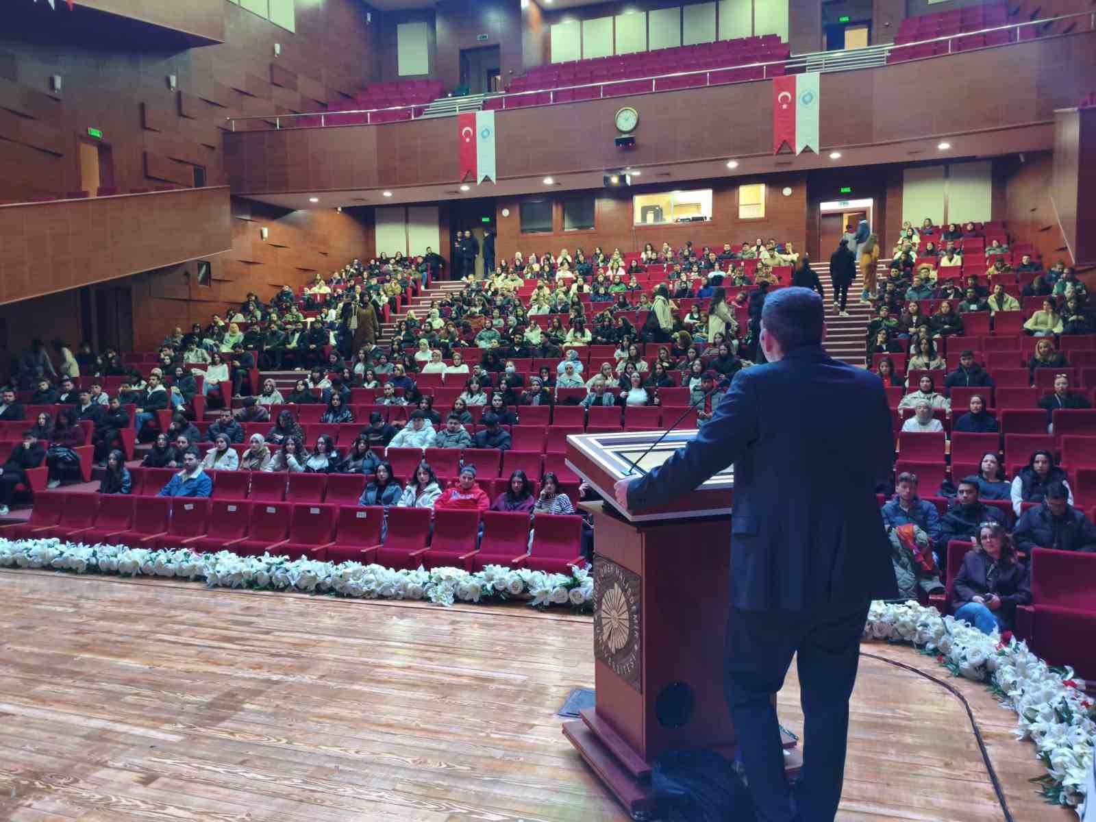 Üniversite öğrencilerine siber güvenlik ve IBAN uyarısı yapıldı
