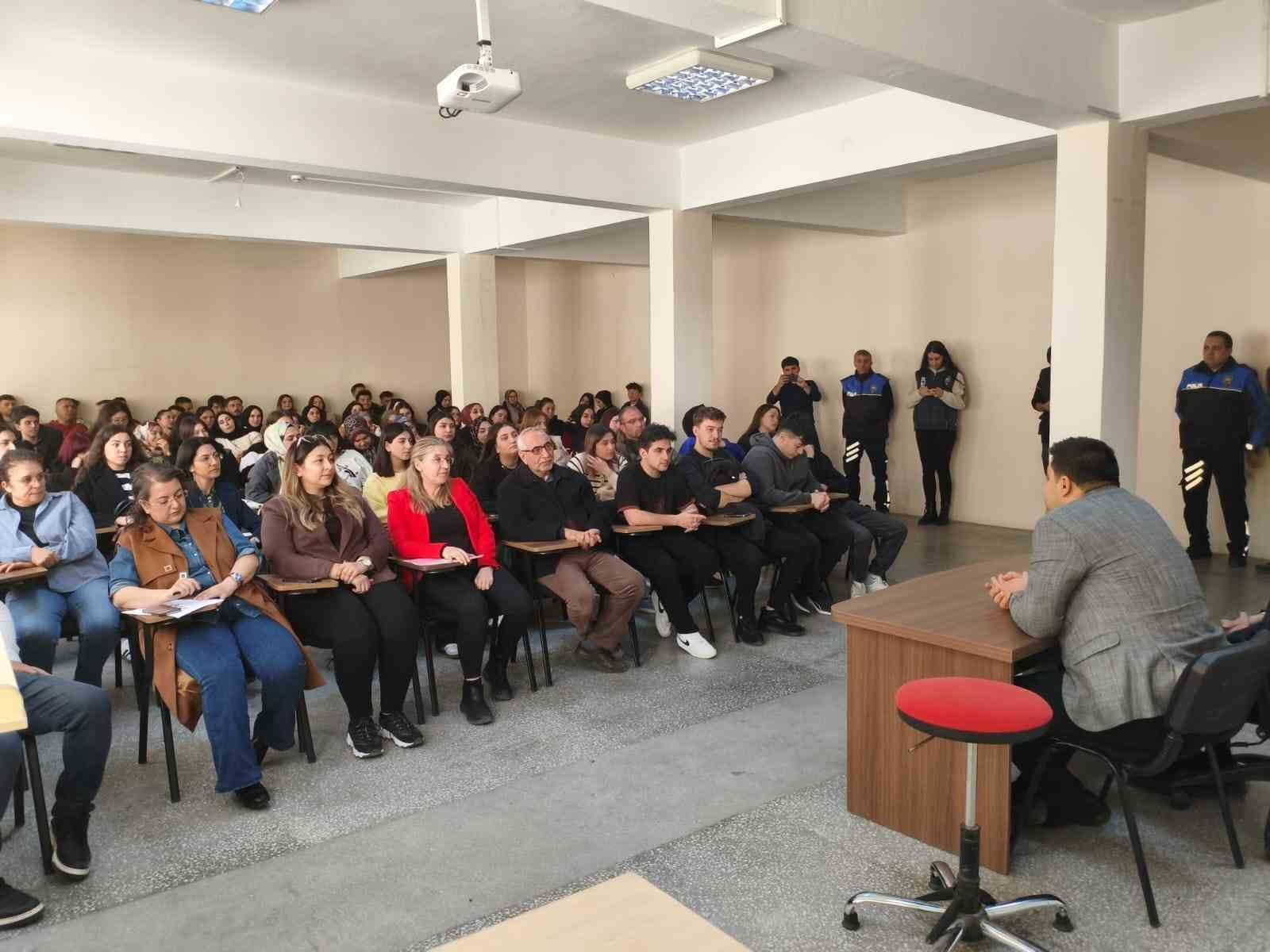 Üniversite öğrencilerine siber güvenlik ve IBAN uyarısı yapıldı
