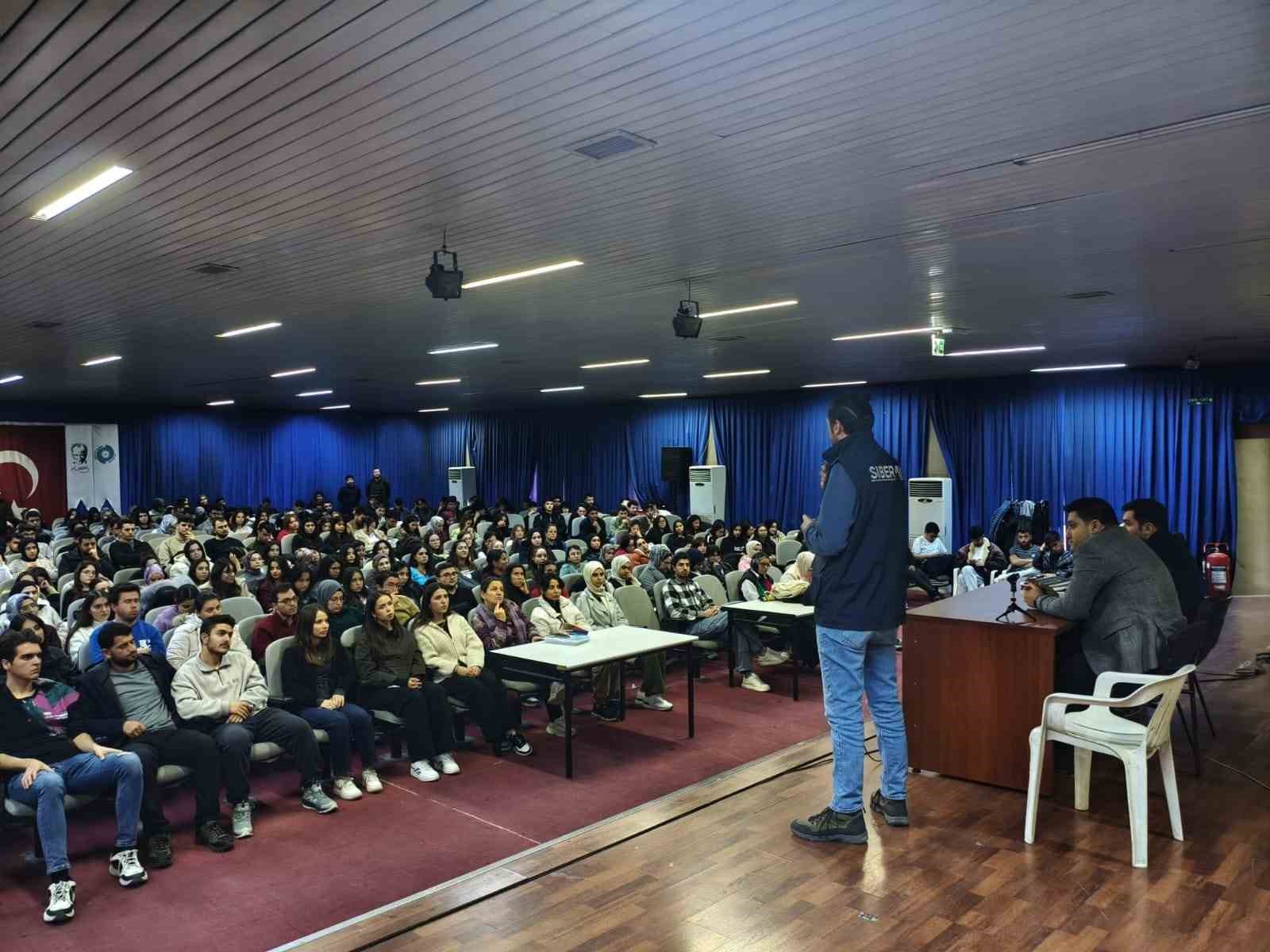 Üniversite öğrencilerine siber güvenlik ve IBAN uyarısı yapıldı
