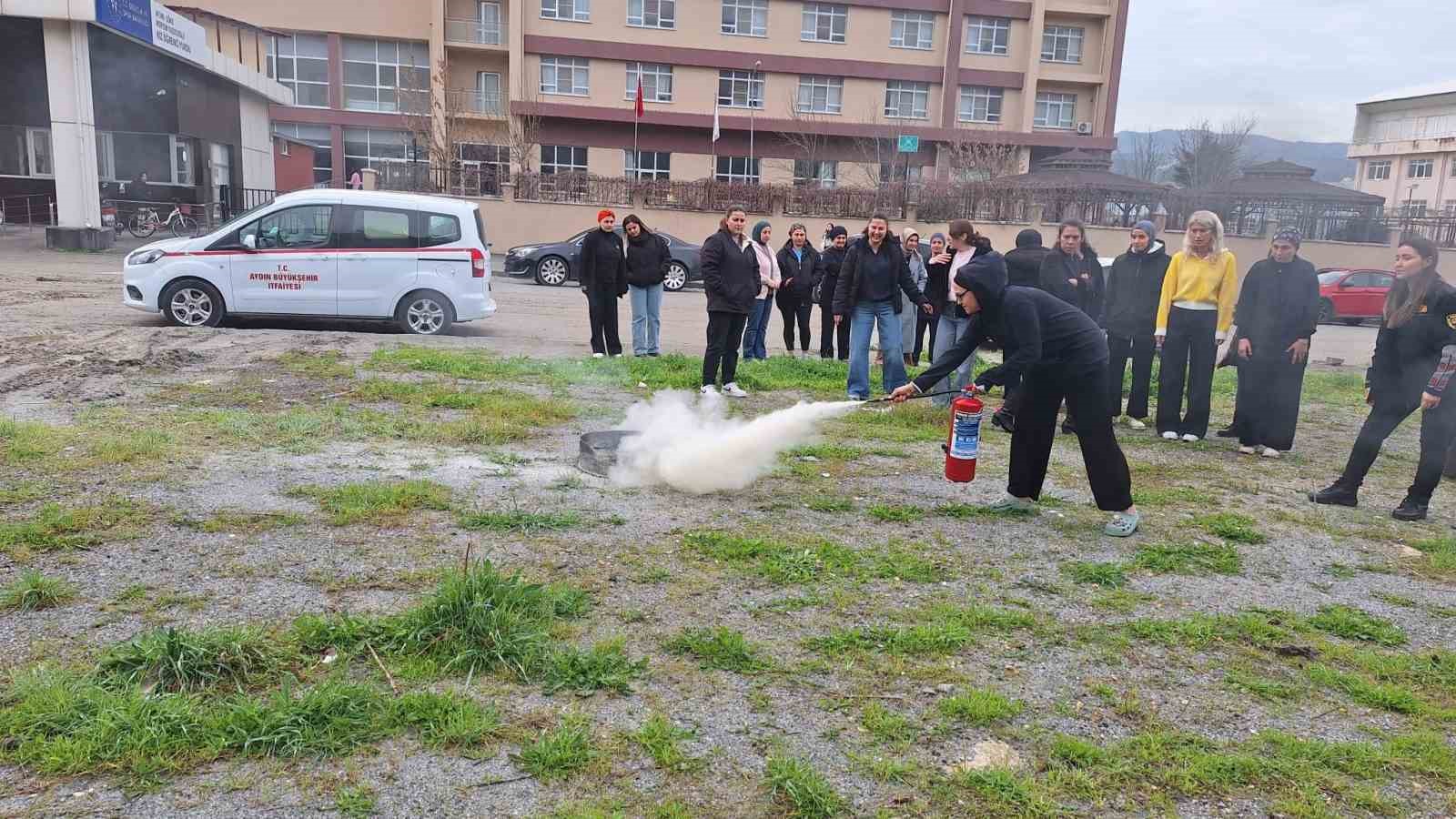 Üniversite öğrencilerine temel yangın eğitimi
