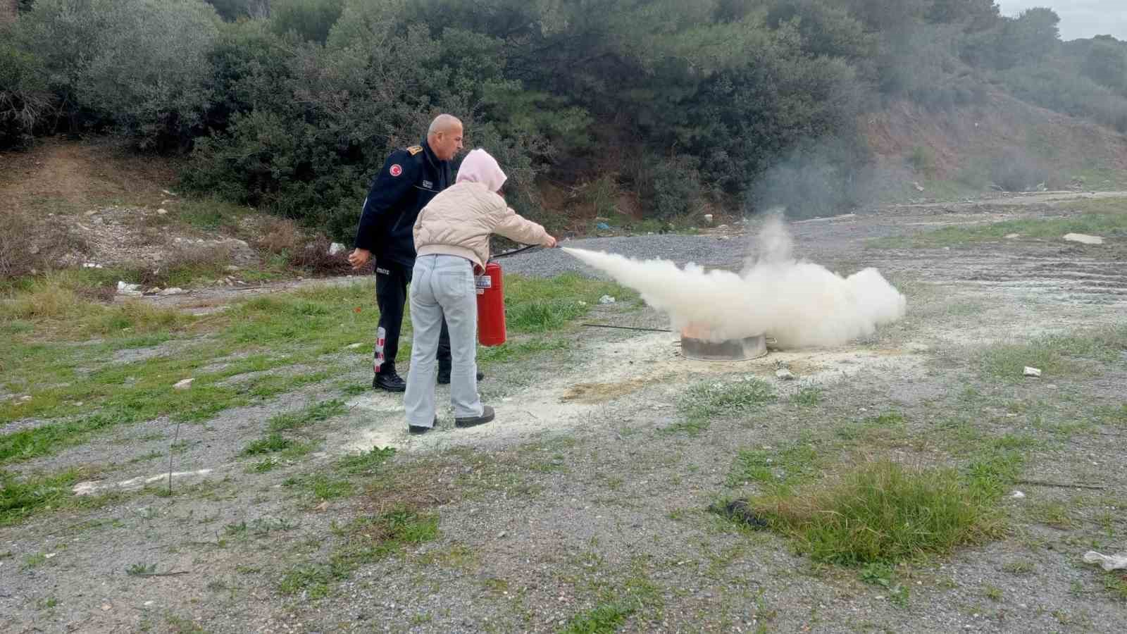 Üniversite öğrencilerine temel yangın eğitimi
