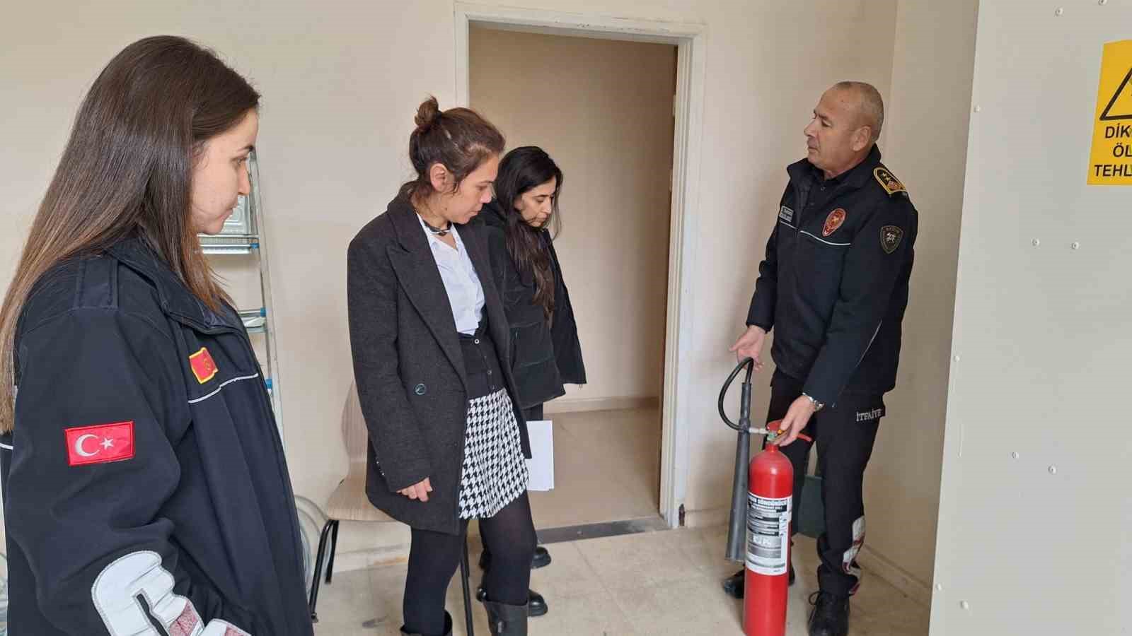 Üniversite öğrencilerine temel yangın eğitimi
