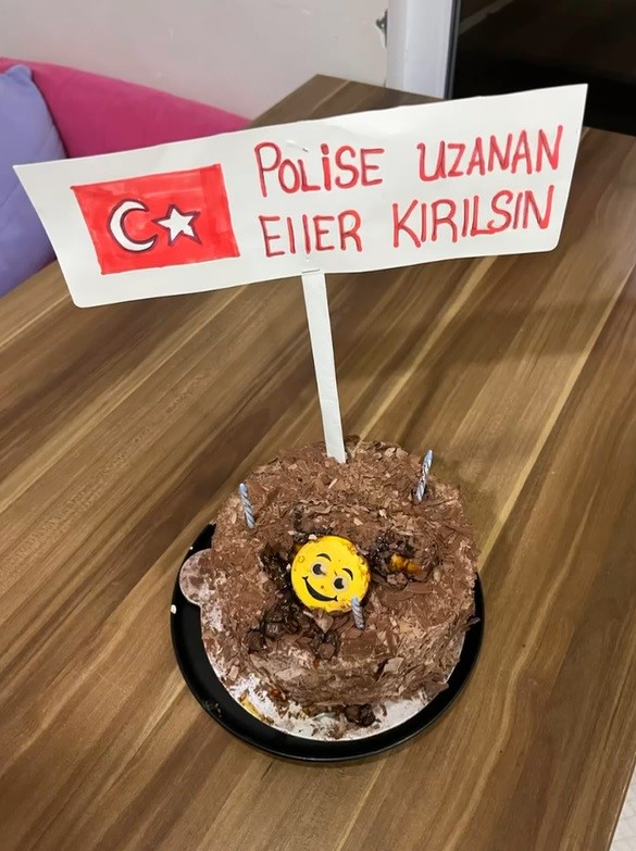 Üniversite öğrencilerinin kavga ihbarına geldiler, pasta ile karşılaştılar
