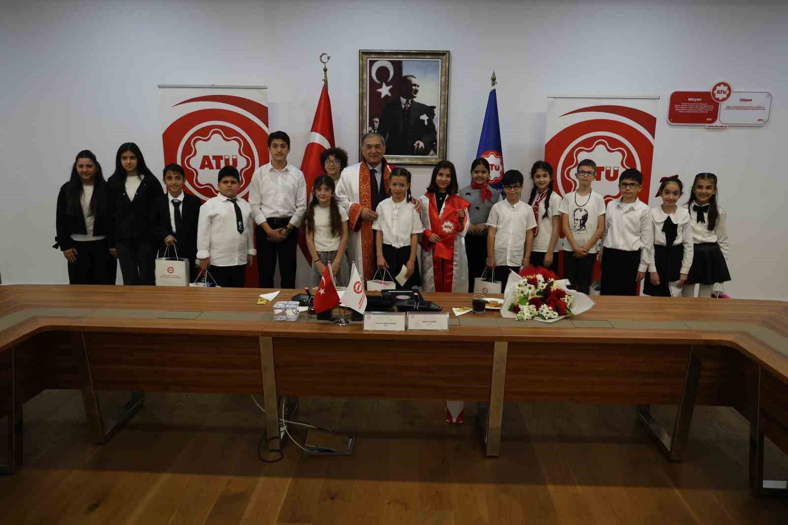 Üniversite senatosu 1 günlüğüne çocukların oldu
