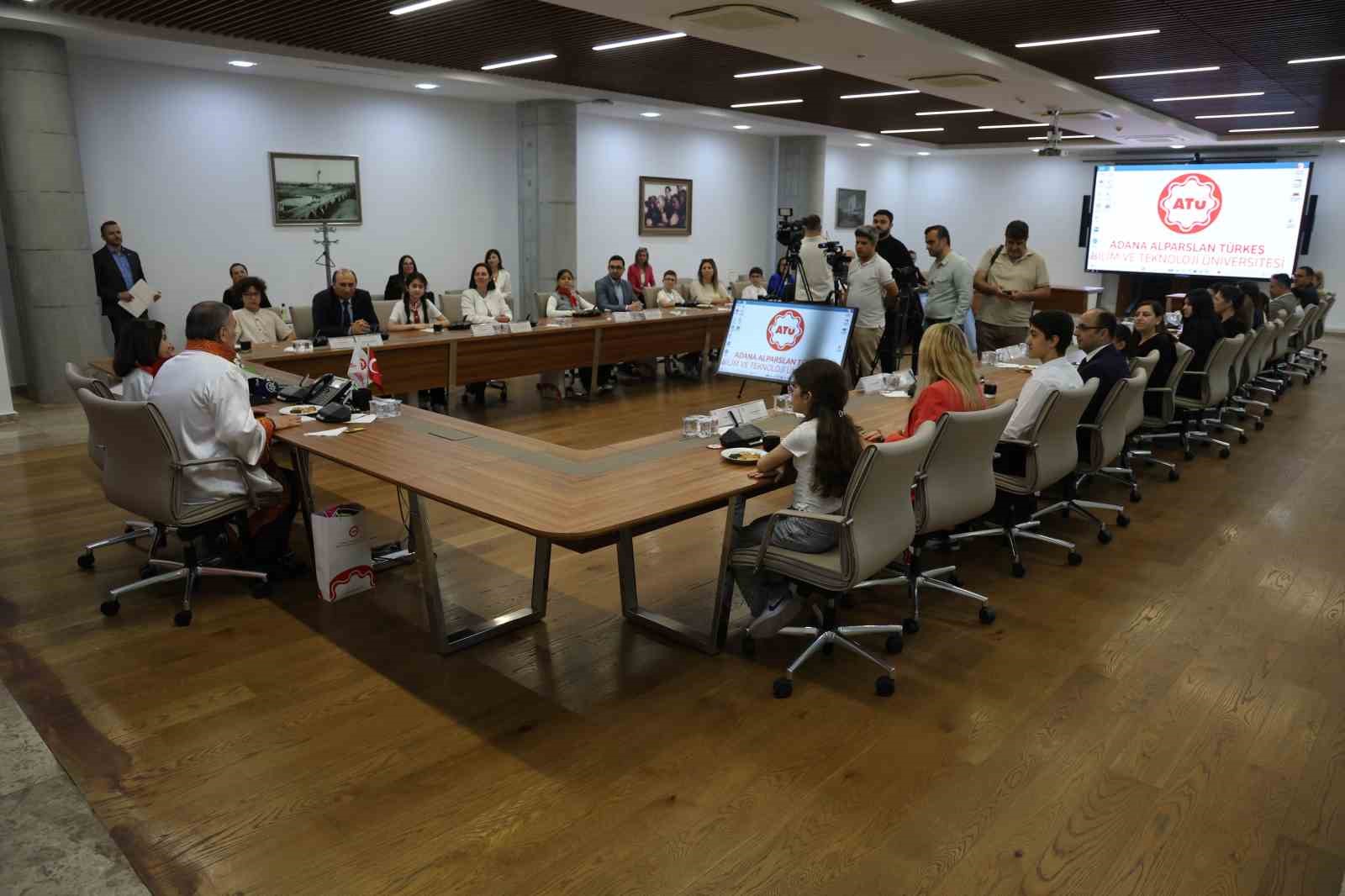 Üniversite senatosu 1 günlüğüne çocukların oldu
