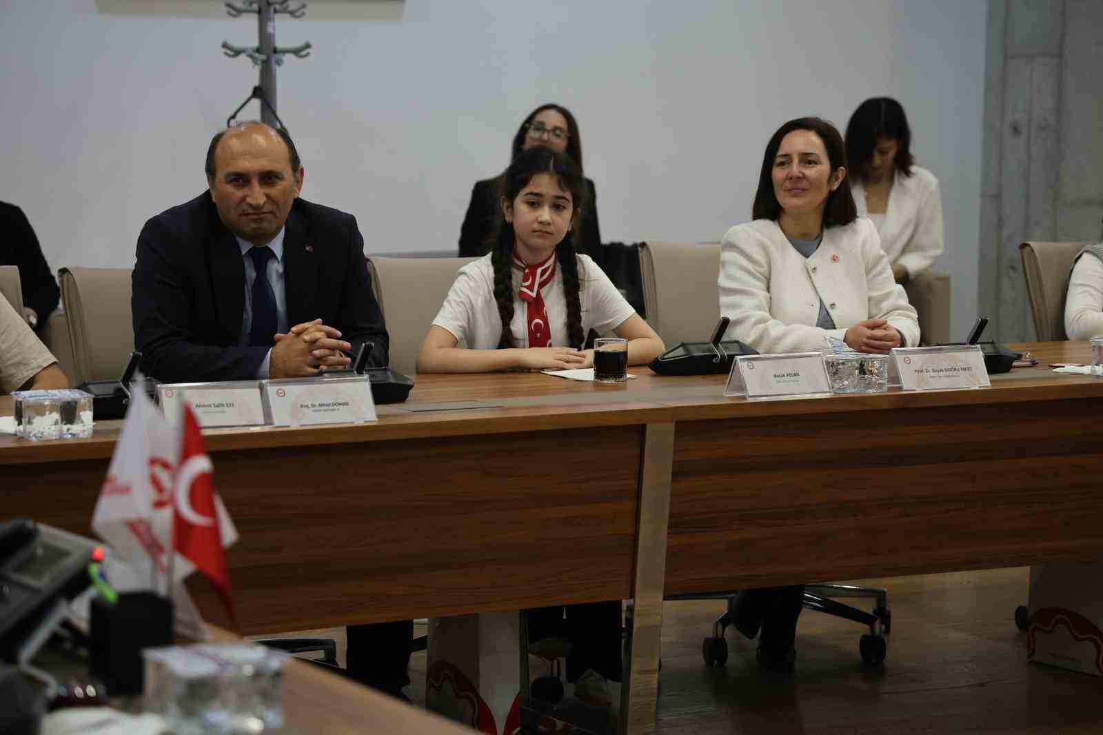 Üniversite senatosu 1 günlüğüne çocukların oldu
