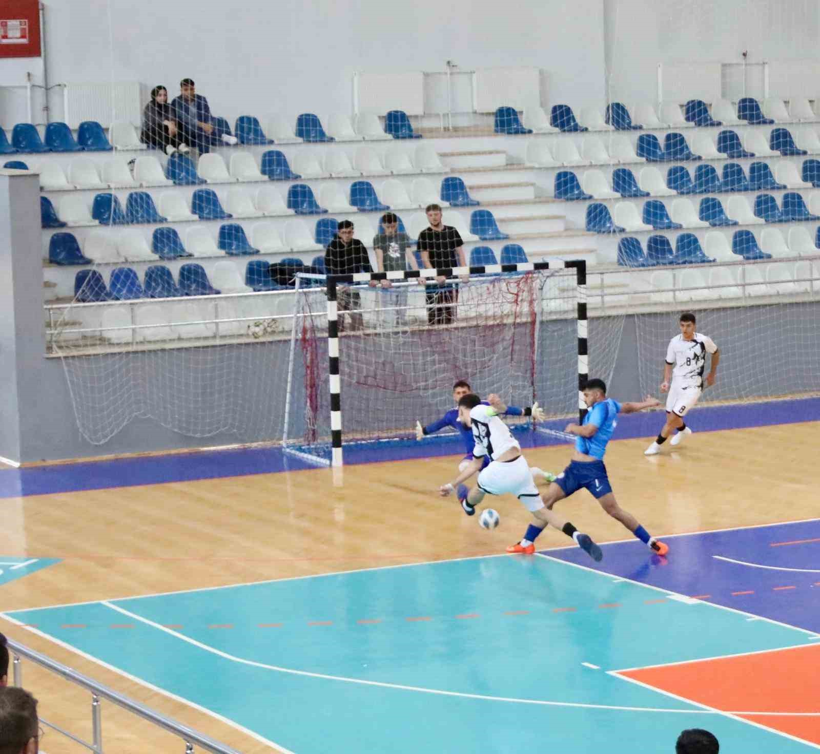 Üniversite takımları Tokat’ta salon futbolunda ter döktü
