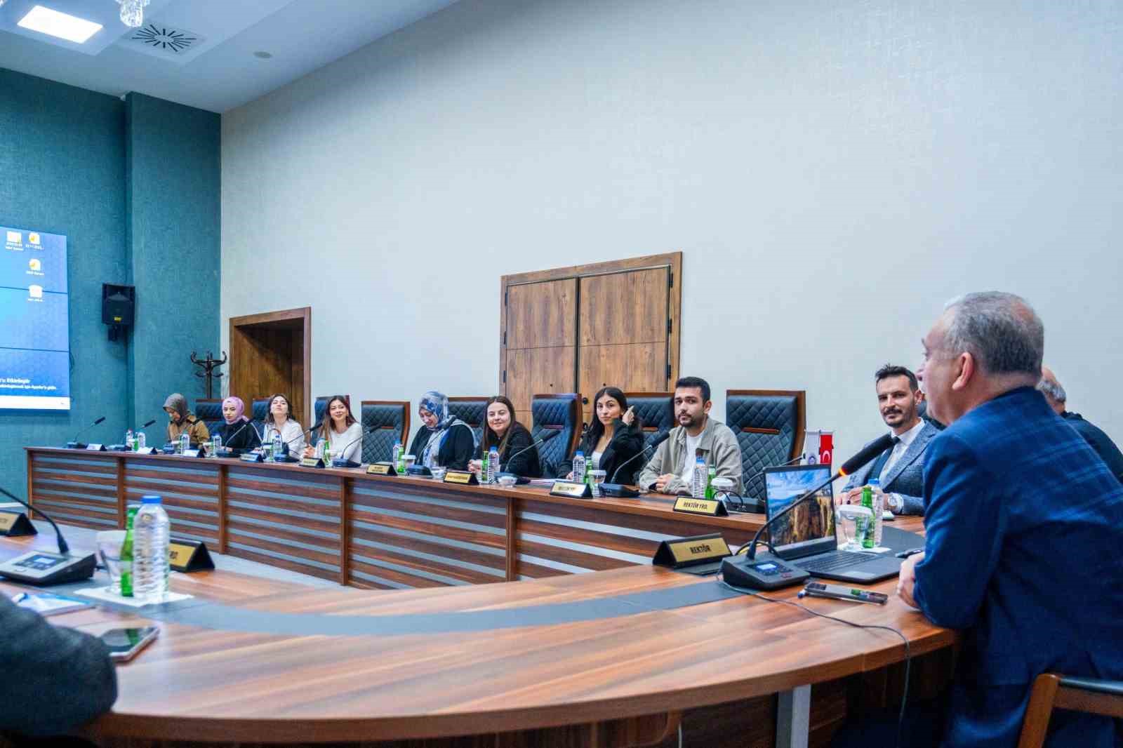 Üniversite yönetimi öğrenci temsilcileriyle bir araya geldi
