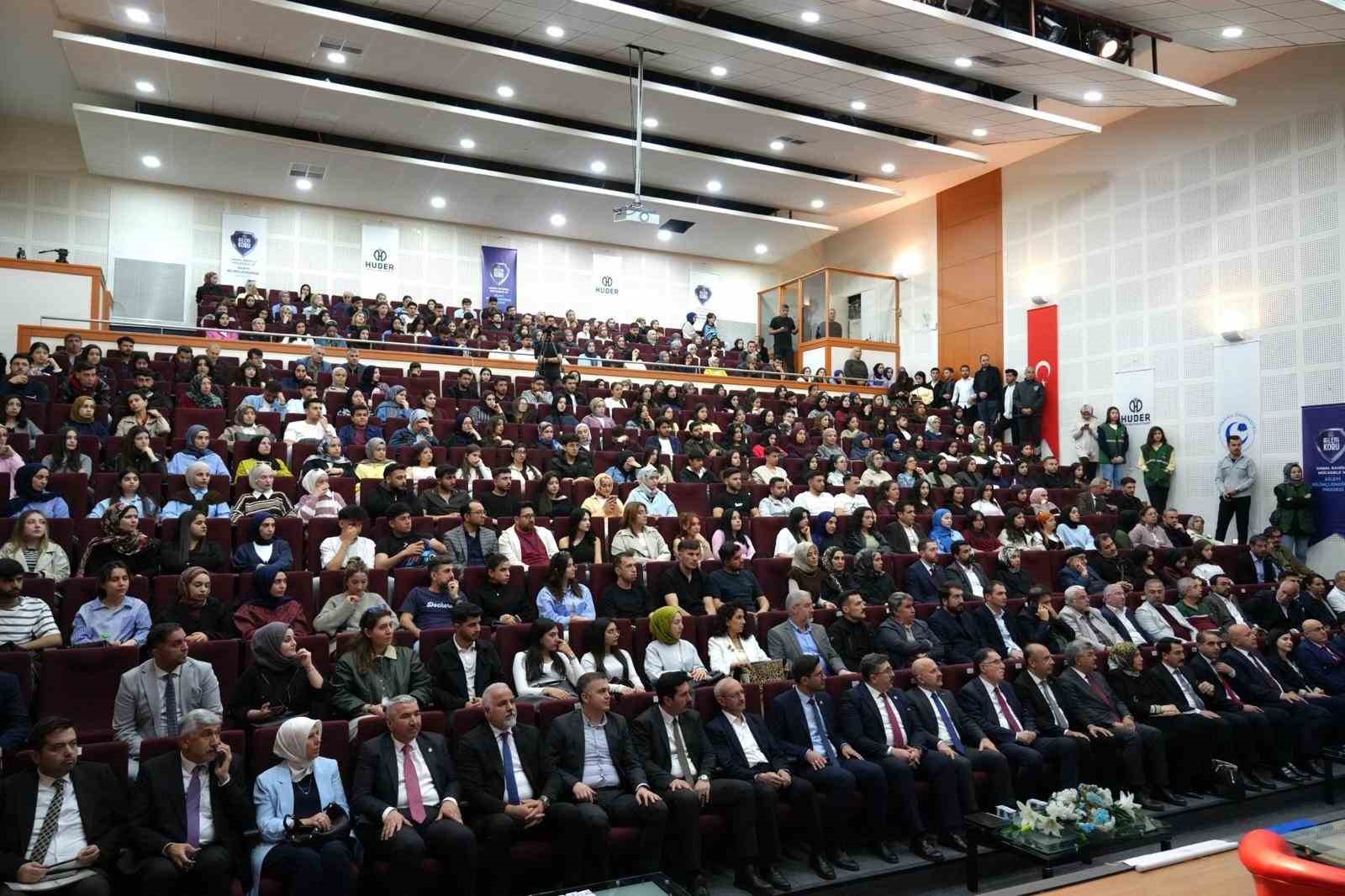 Üniversitede sanal bahisle mücadelede ailelere bilinçlendirme toplantısı
