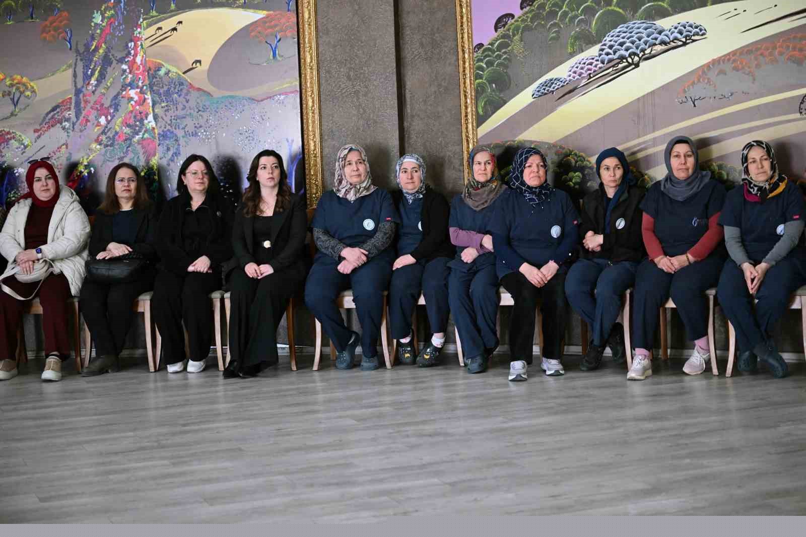 Üniversitedeki kadın çalışanlar aynı sofrada
