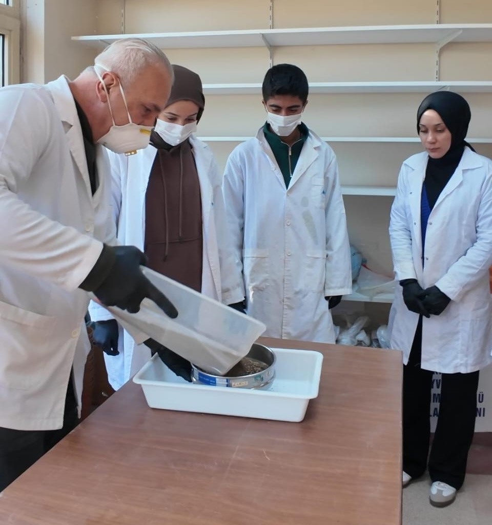 Üniversiteden çiftçilere toprak analizi desteği
Üniversiteden çiftçilere toprak analizi desteği