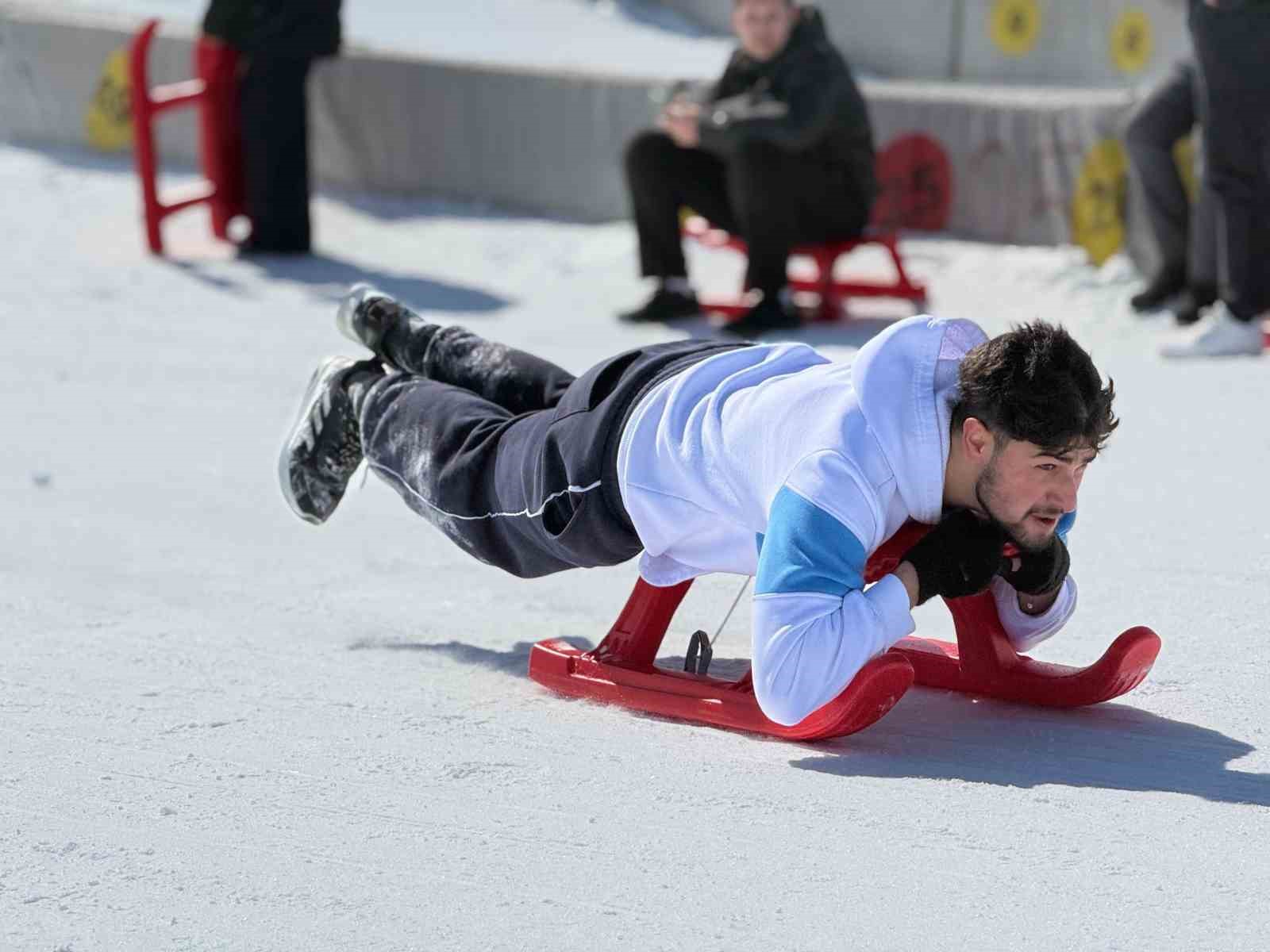 Üniversiteli gençler Erzurum’u gezdi
