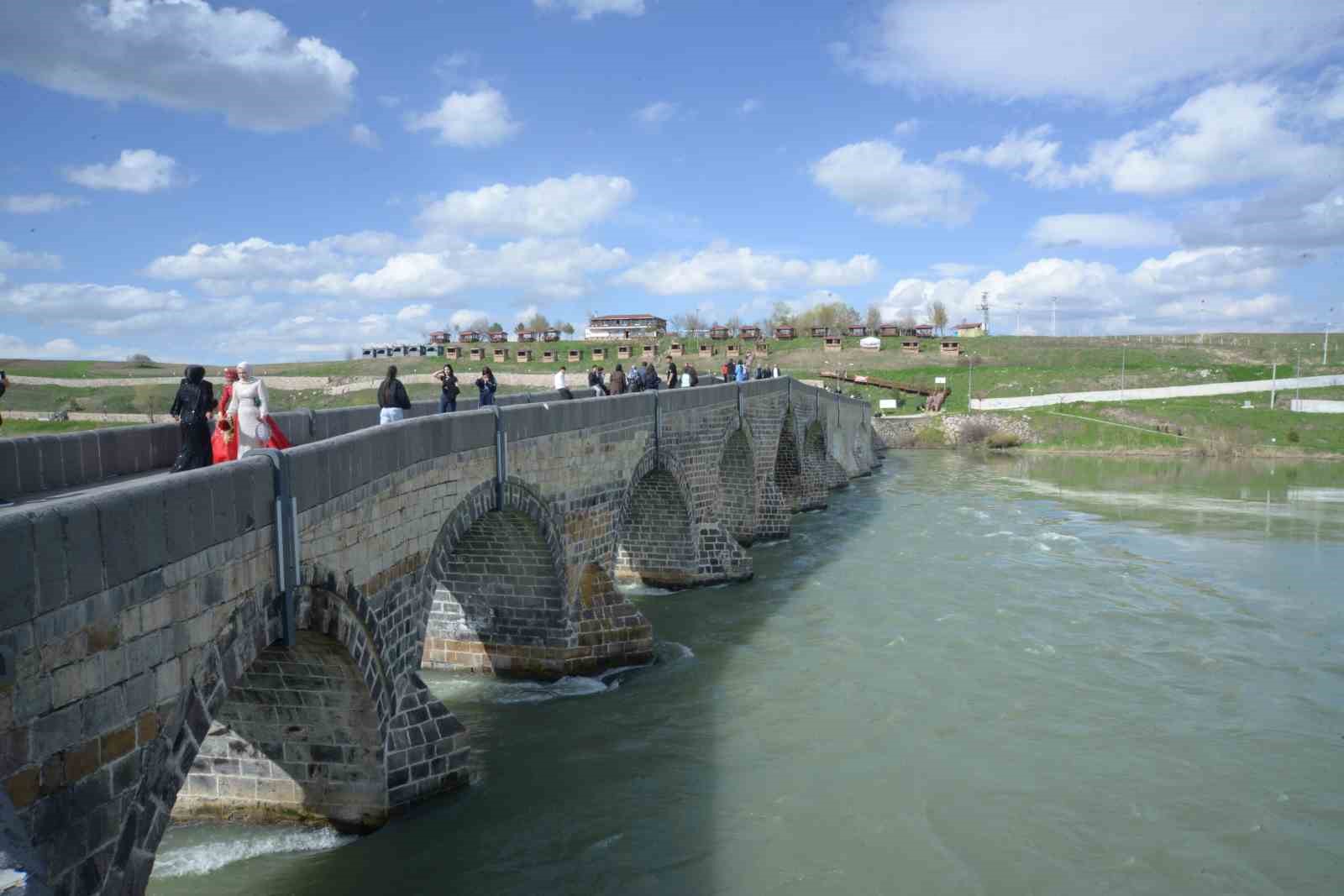 Üniversiteli gençler fotoğrafçılık kursuyla Muş’u keşfediyor
