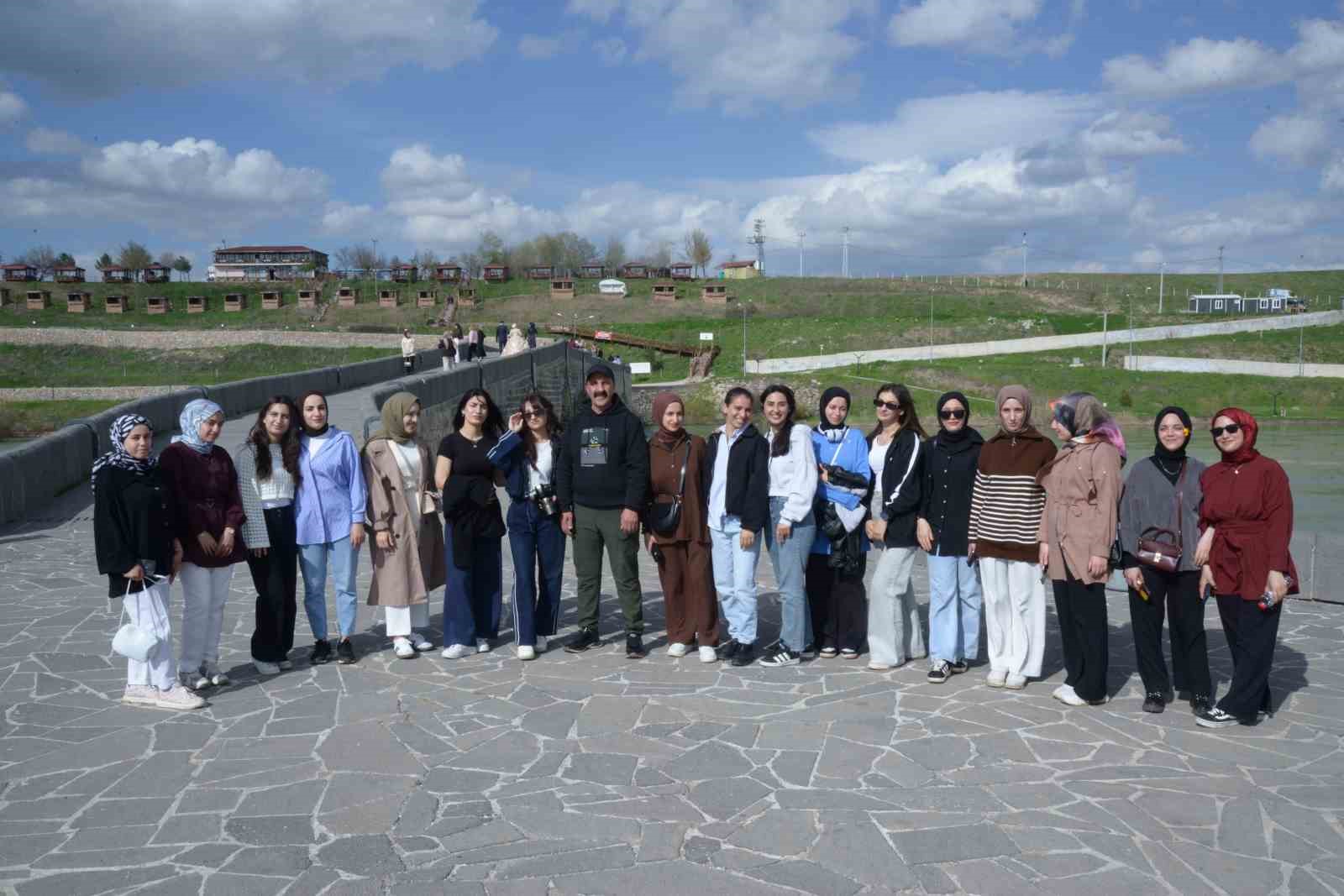 Üniversiteli gençler fotoğrafçılık kursuyla Muş’u keşfediyor
