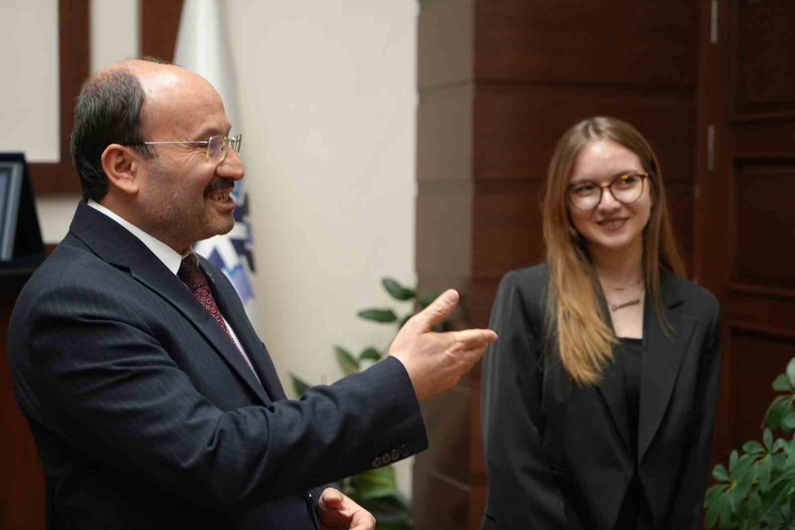 Üniversiteli Gizem, Rektör Çakmak’ın bir günlük mesaisine eşlik etti
