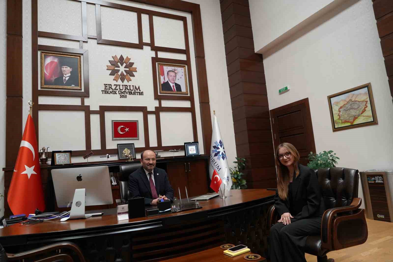 Üniversiteli Gizem, Rektör Çakmak’ın bir günlük mesaisine eşlik etti
