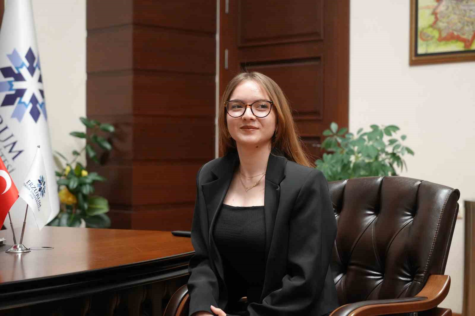 Üniversiteli Gizem, Rektör Çakmak’ın bir günlük mesaisine eşlik etti
