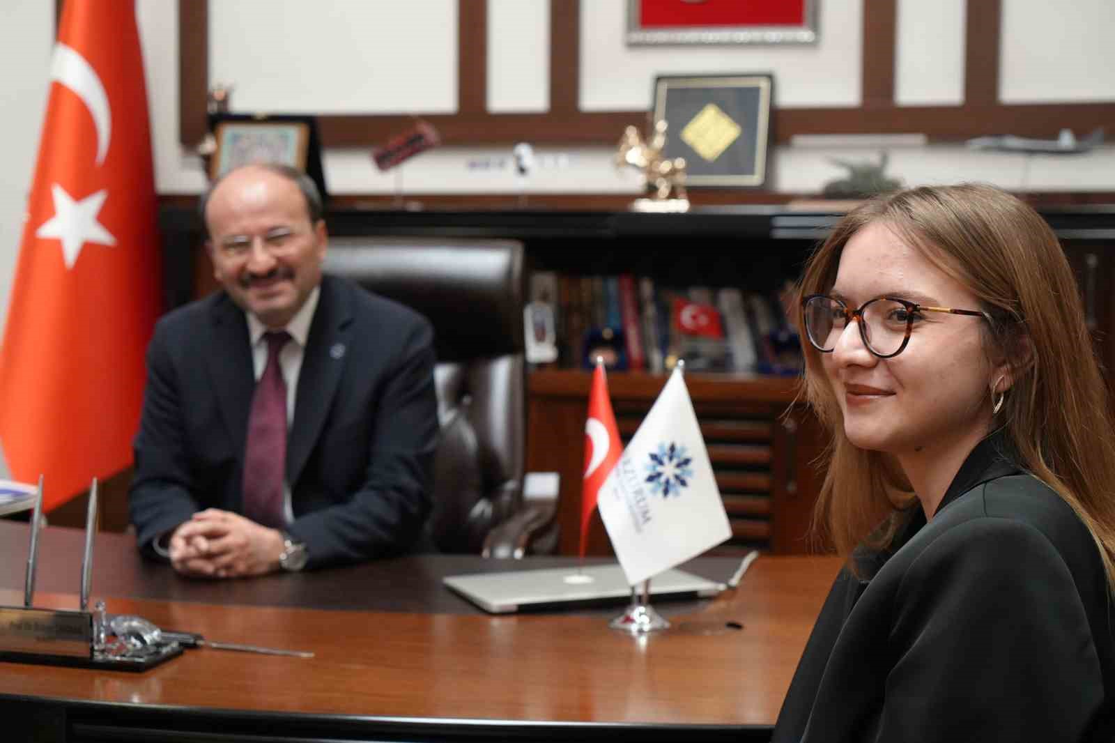 Üniversiteli Gizem, Rektör Çakmak’ın bir günlük mesaisine eşlik etti
