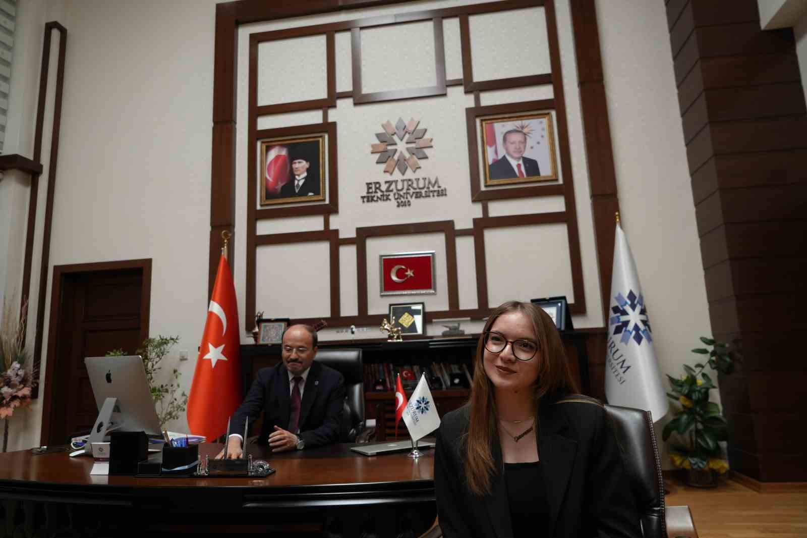 Üniversiteli Gizem, Rektör Çakmak’ın bir günlük mesaisine eşlik etti
