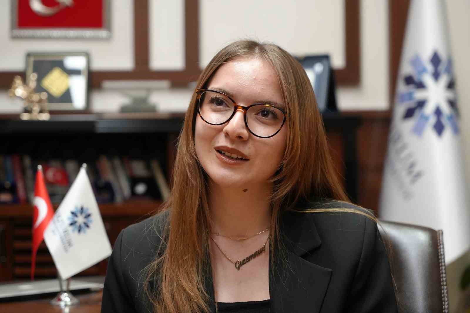 Üniversiteli Gizem, Rektör Çakmak’ın bir günlük mesaisine eşlik etti
