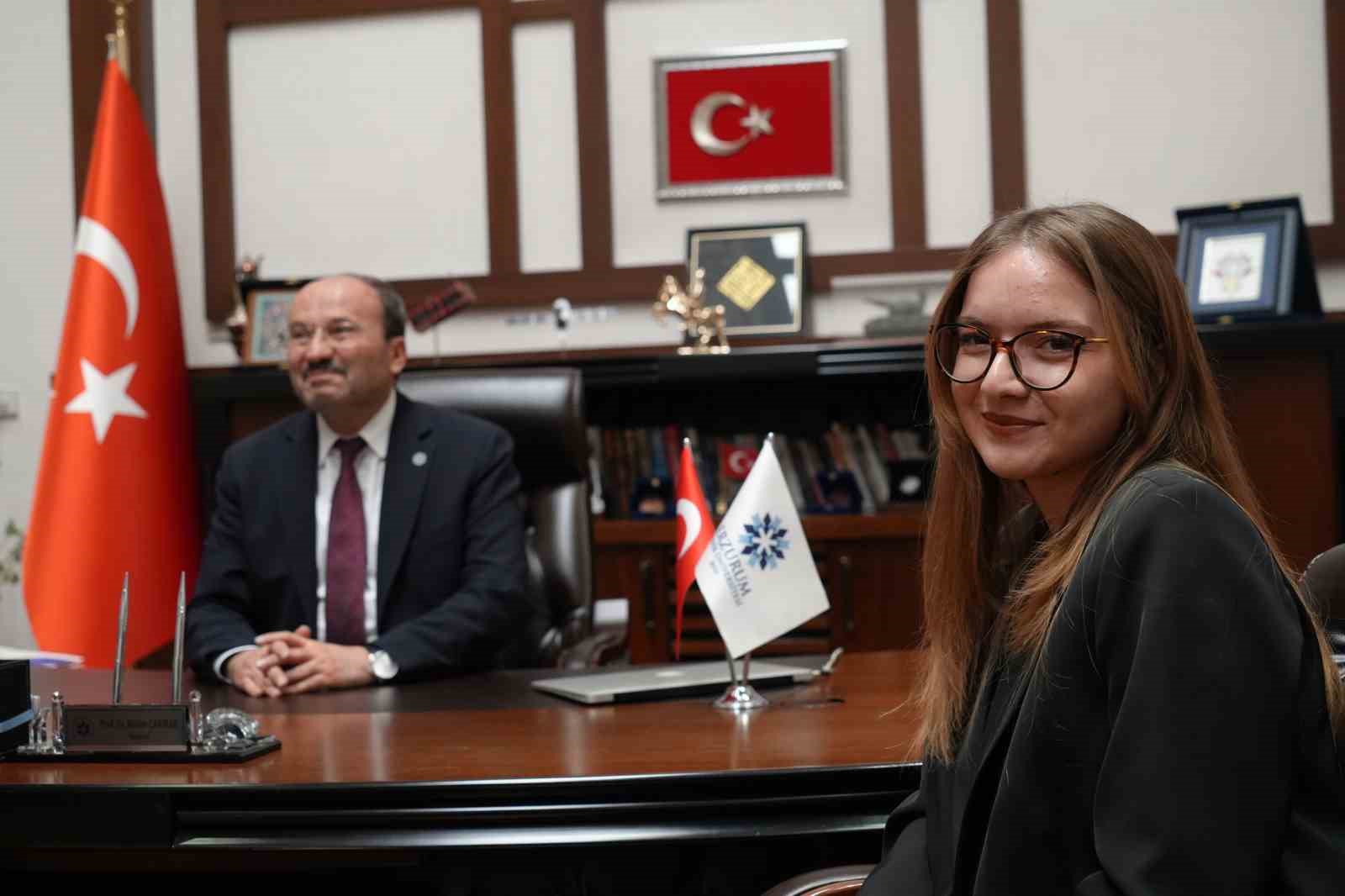 Üniversiteli Gizem, Rektör Çakmak’ın bir günlük mesaisine eşlik etti
