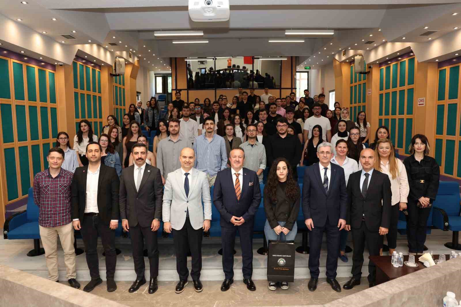 Üniversiteli öğrenciler Denizli OSB Yönetim Kurulu Başkanı Selim Yaymanoğlu ile buluştu
