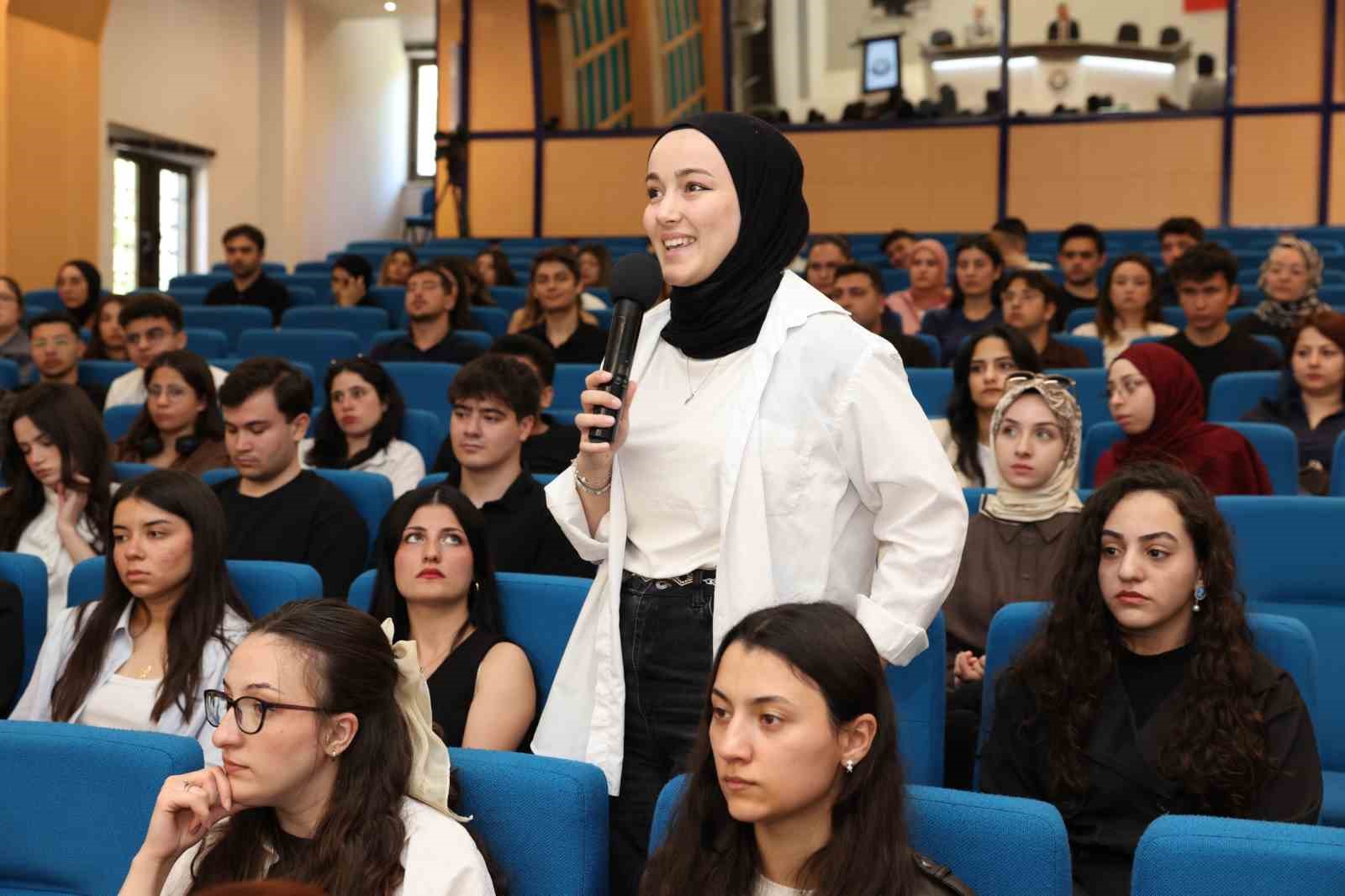 Üniversiteli öğrenciler Denizli OSB Yönetim Kurulu Başkanı Selim Yaymanoğlu ile buluştu
