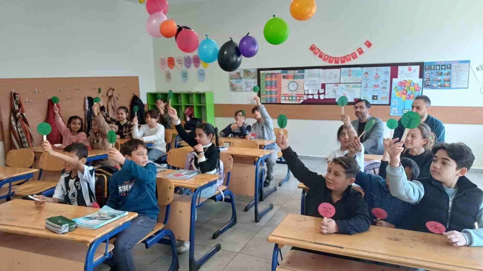 Üniversiteliler miniklere zorbalıkla baş etmeyi anlattı
