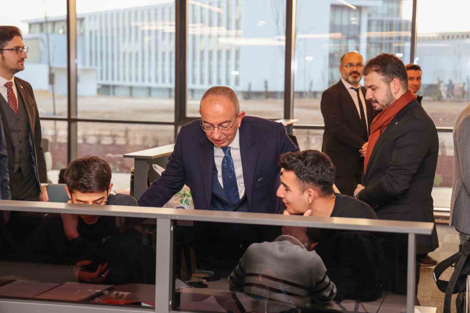 Üniversitelilerin final stresine sıcak bir mola: Başkan Kavuş’tan gençlere çorba ikramı
