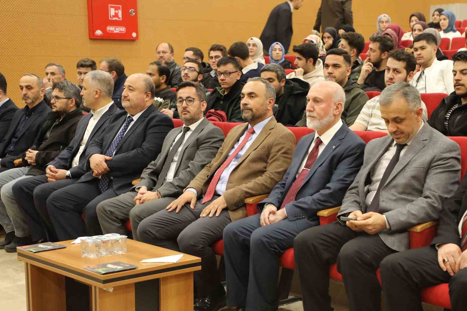 Üniversitesi gençler Kur’an-ı Kerim’i güzel okumak için yarıştı
