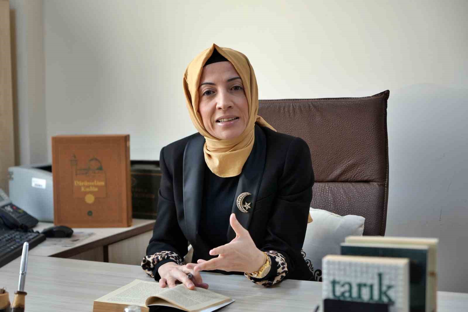 Üniversiteye girebilmek için çıkardığı başörtüsüyle akademisyen olarak kürsüye çıktı
