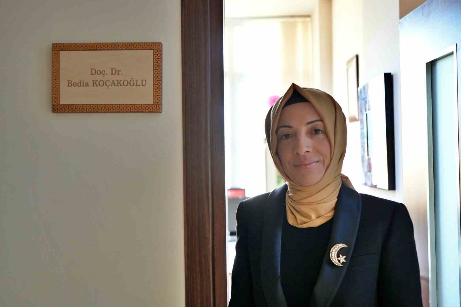 Üniversiteye girebilmek için çıkardığı başörtüsüyle akademisyen olarak kürsüye çıktı
