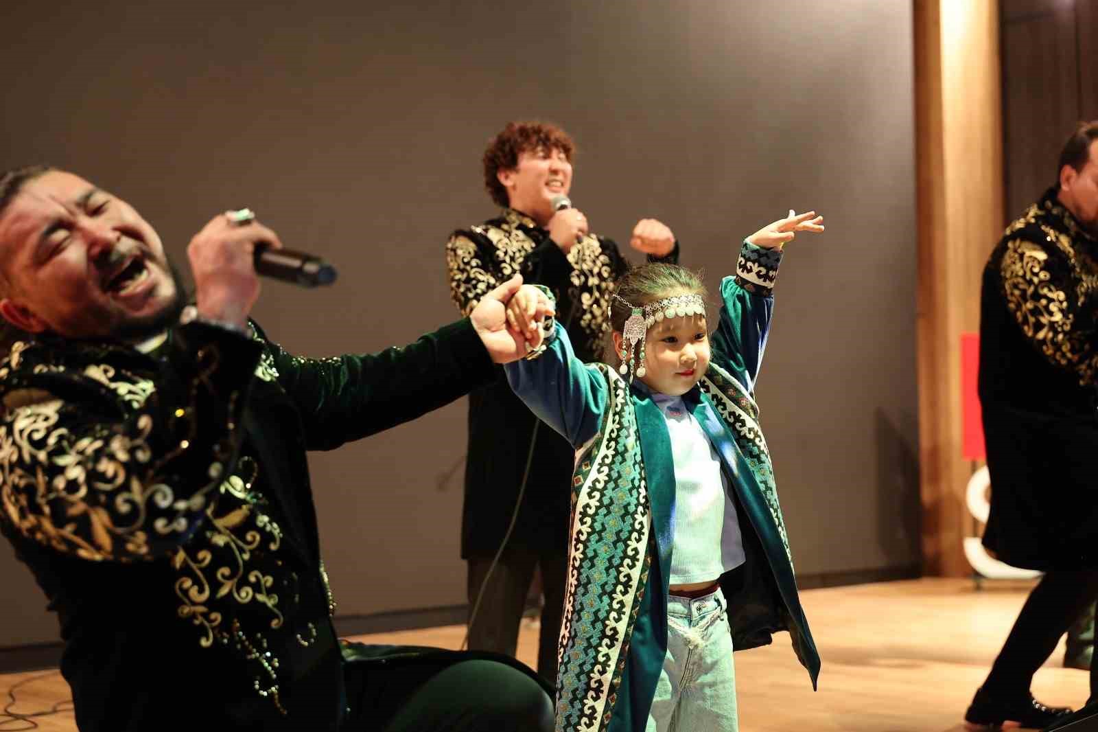 Ünlü Kazak müzik grubu Alatau Serileri, yeni albümünün lansmanını Bağcılar’da yaptı
Ünlü Kazak müzik grubu Alatau Serileri, yeni albümünün lansmanını Bağcılar’da yaptı