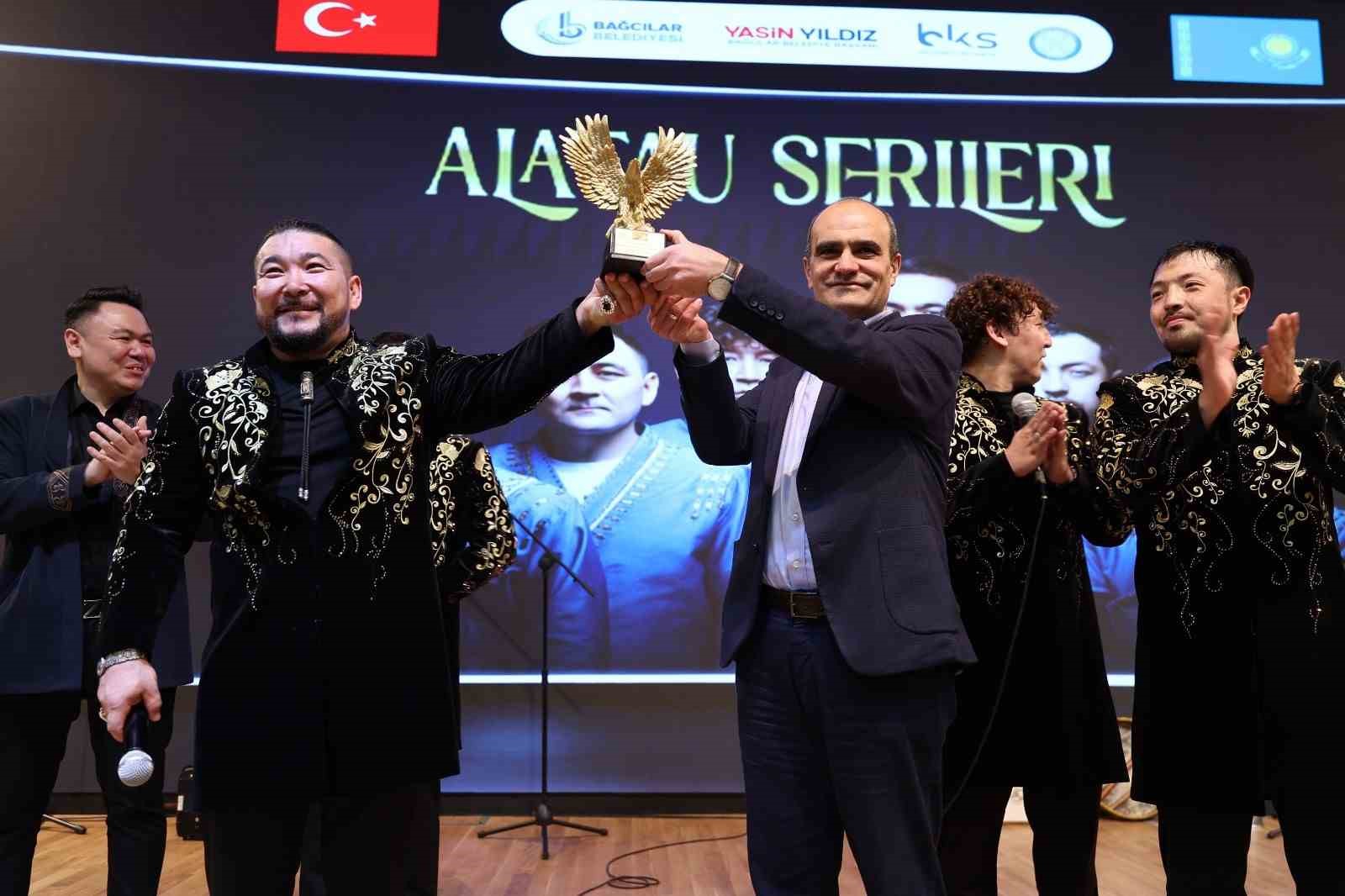 Ünlü Kazak müzik grubu Alatau Serileri, yeni albümünün lansmanını Bağcılar’da yaptı
Ünlü Kazak müzik grubu Alatau Serileri, yeni albümünün lansmanını Bağcılar’da yaptı