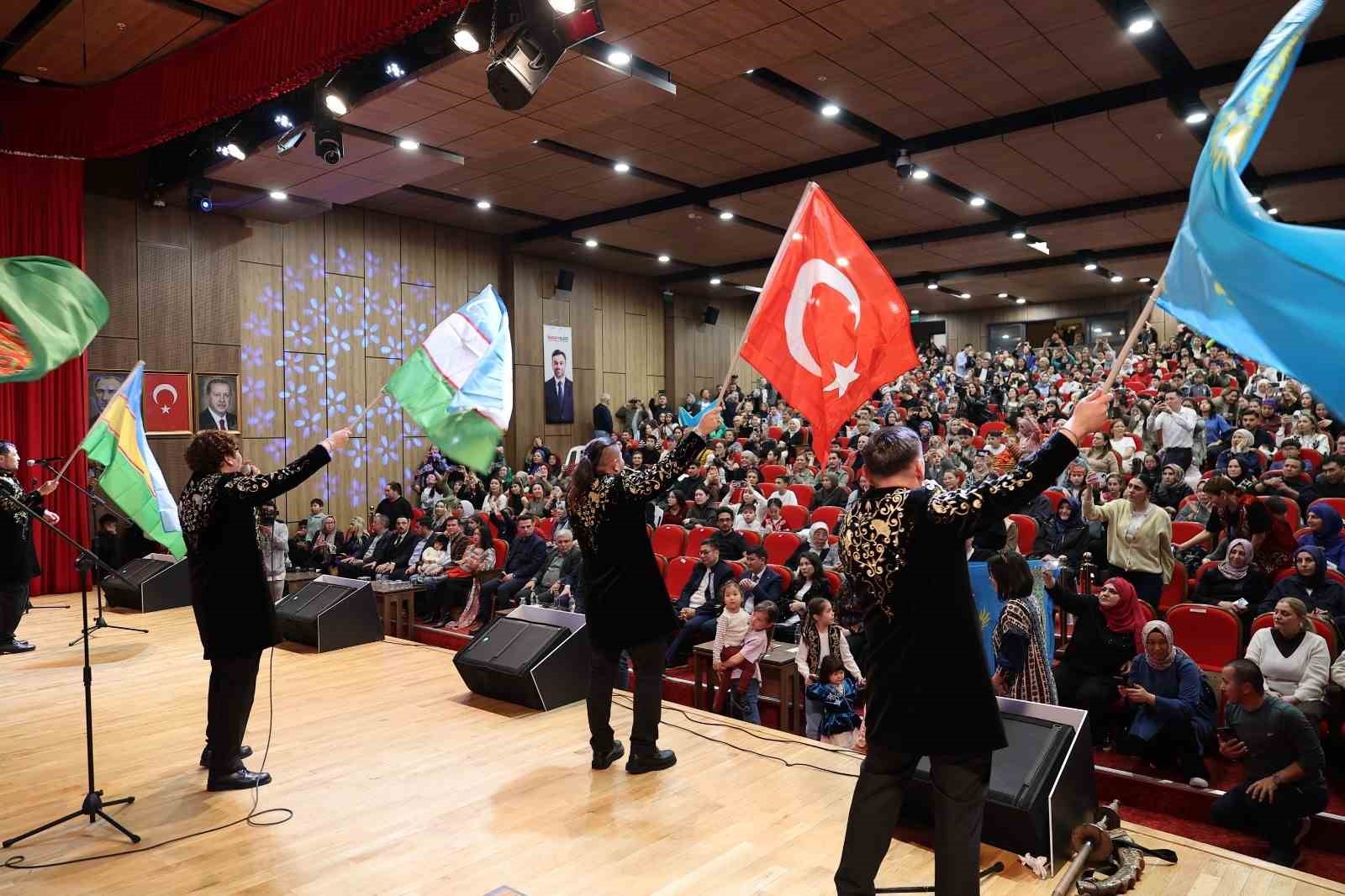 Ünlü Kazak müzik grubu Alatau Serileri, yeni albümünün lansmanını Bağcılar’da yaptı
Ünlü Kazak müzik grubu Alatau Serileri, yeni albümünün lansmanını Bağcılar’da yaptı