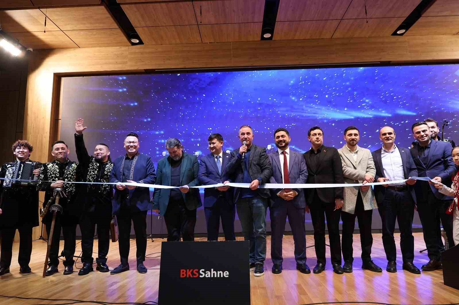 Ünlü Kazak müzik grubu Alatau Serileri, yeni albümünün lansmanını Bağcılar’da yaptı
Ünlü Kazak müzik grubu Alatau Serileri, yeni albümünün lansmanını Bağcılar’da yaptı