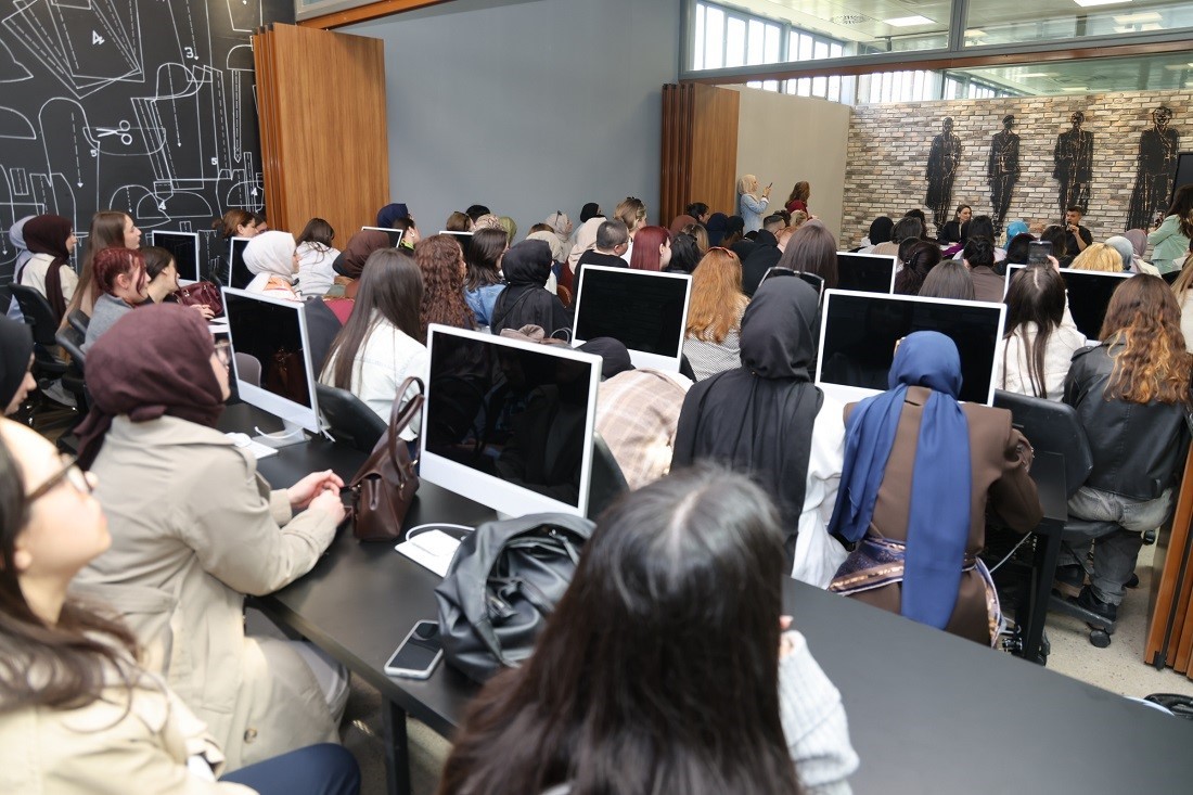 Ünlü modacı deneyimlerini öğrencilerle paylaştı
