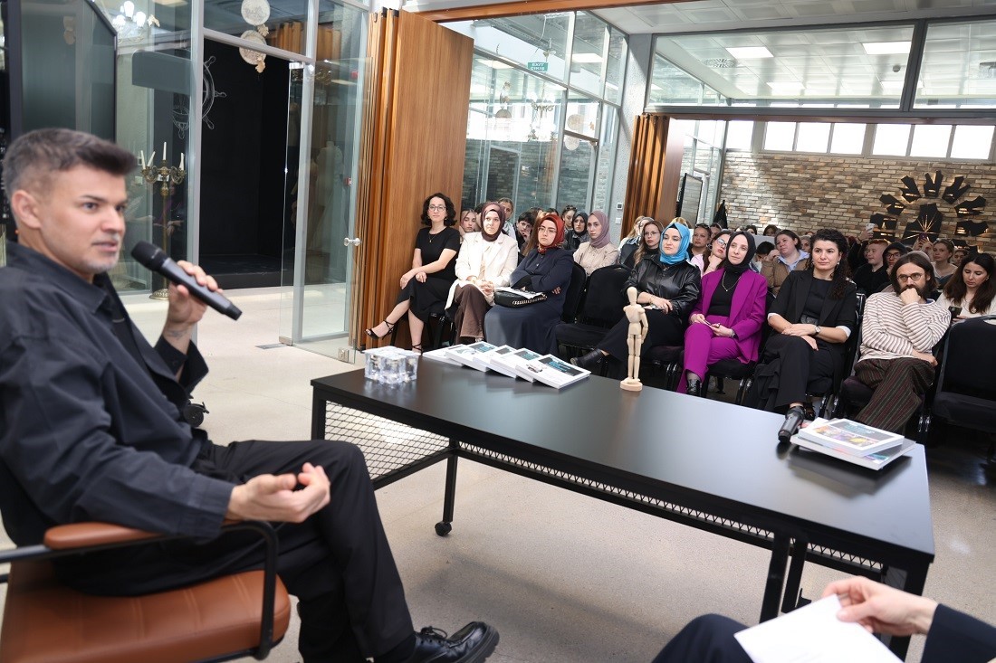 Ünlü modacı deneyimlerini öğrencilerle paylaştı
